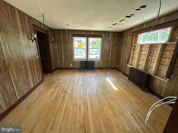 3rd image of 39 Jenkins Ave