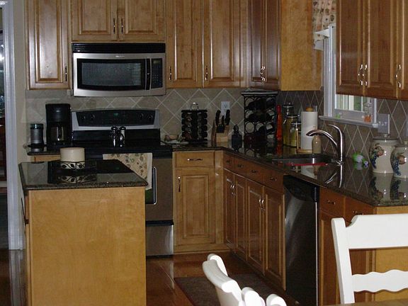 Updated kitchen w/ granite countertops, SS/black appliances, and new hardware