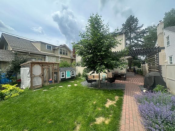 5th image of 740 Arlington Ave E