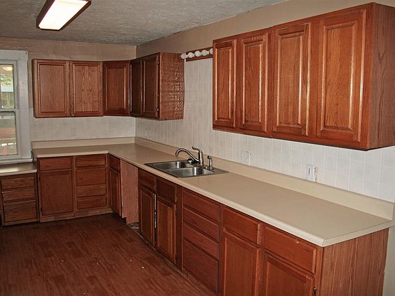 4th image of 220 N 13th St