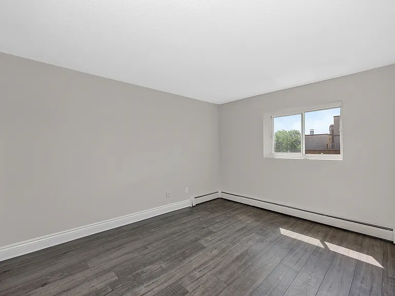 215 Clarence St — Photo 47