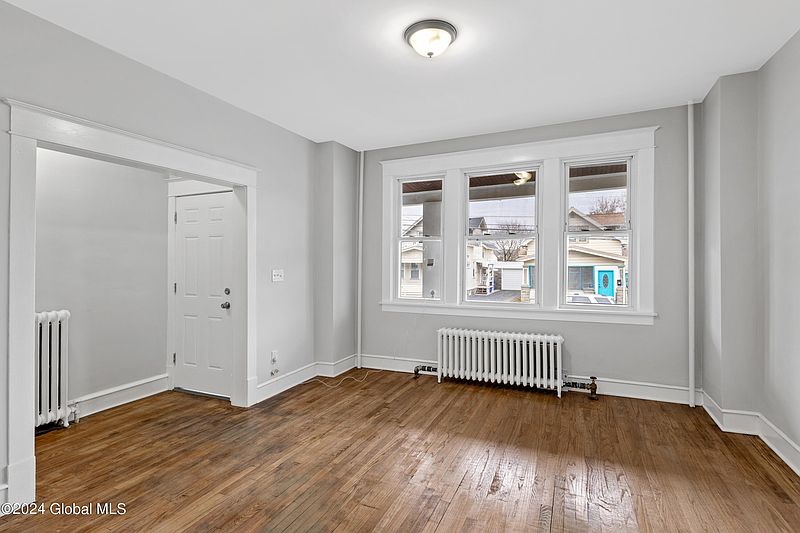 5th image of 638 N Pearl Street