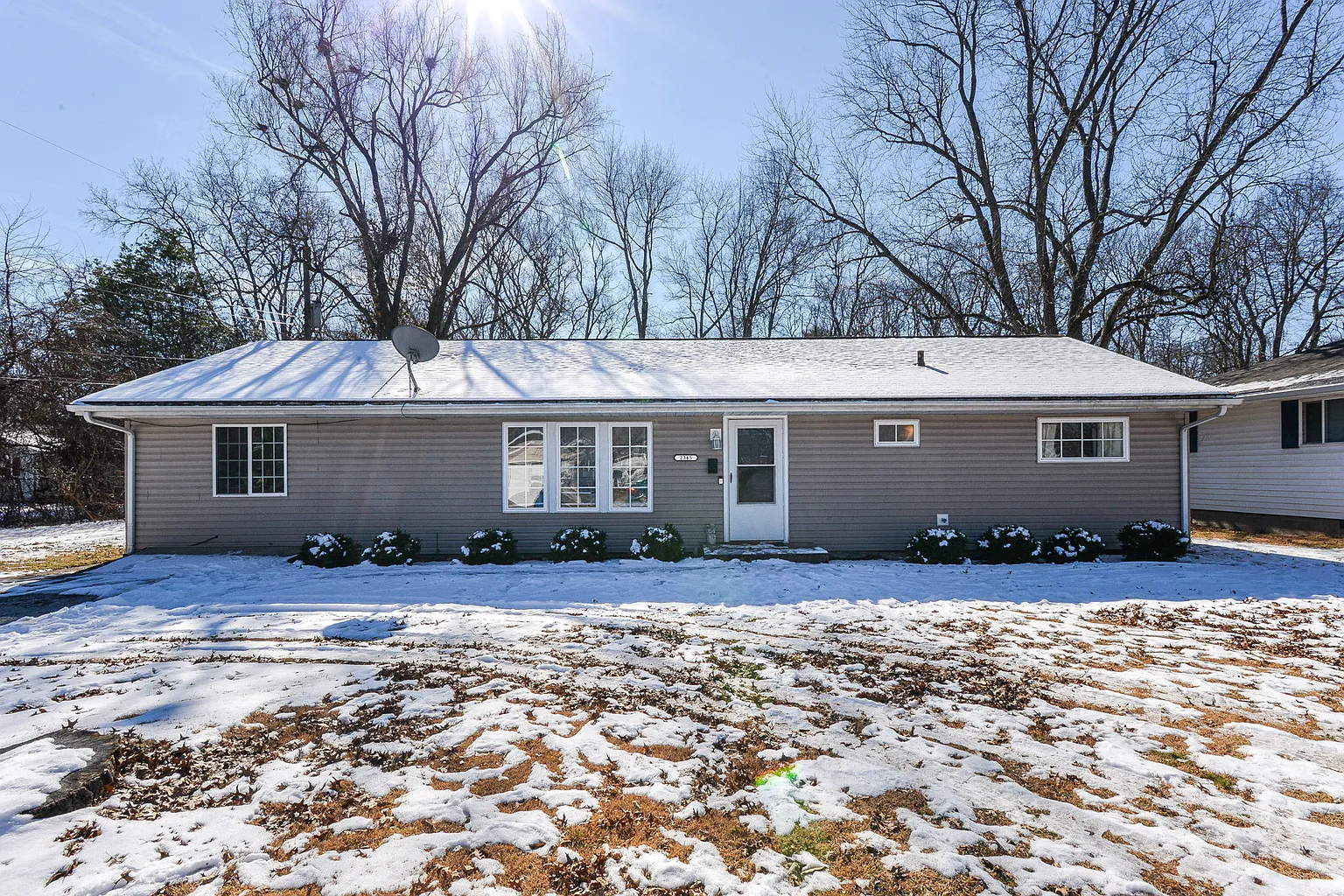 2345 Franklin St photo 1