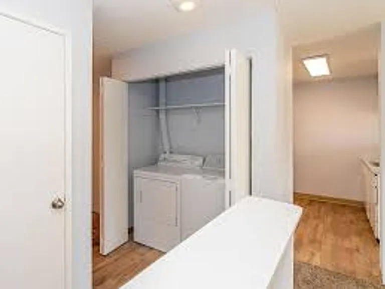 Hillview Apartments — Photo 7