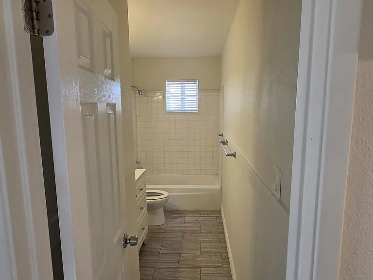 1201 E Barcelona Ave — Photo 24