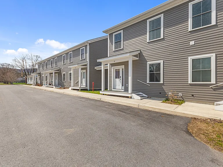 41 Gardner Ln — Photo 2