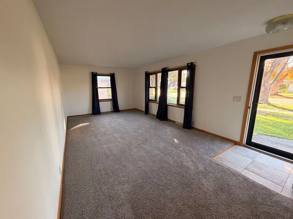 2276 S Hawthorne Park Dr, Janesville, WI 53545