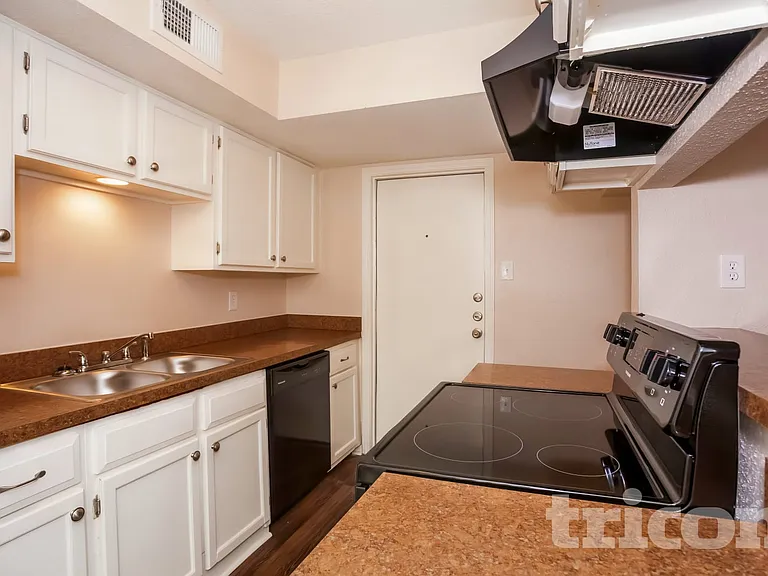7717 Intrepid St — Photo 4