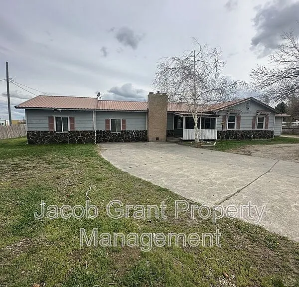 4590 N 15 E — Photo 1