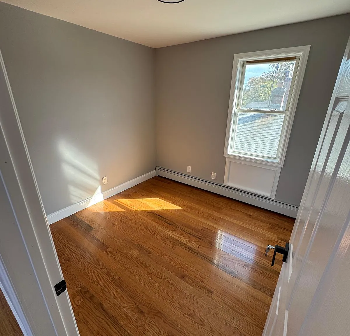 5 bed, 1200 sqft, $4,600 — Photo 2