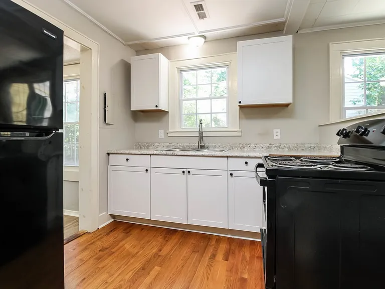 1 Hillcrest Ave — Photo 2