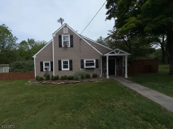 2 Sloan Ln, Lebanon Boro, NJ 08833