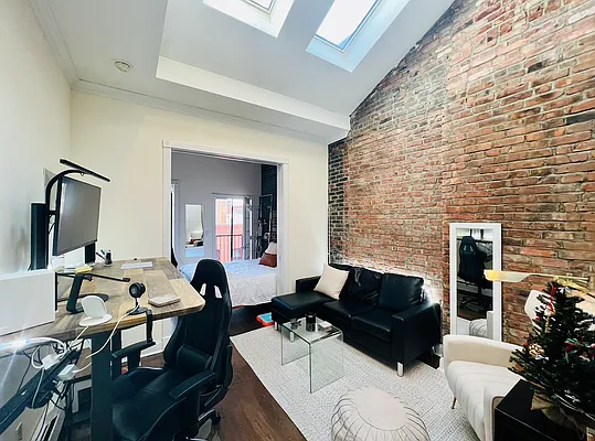 Rented by Mirador Real Estate | media 4