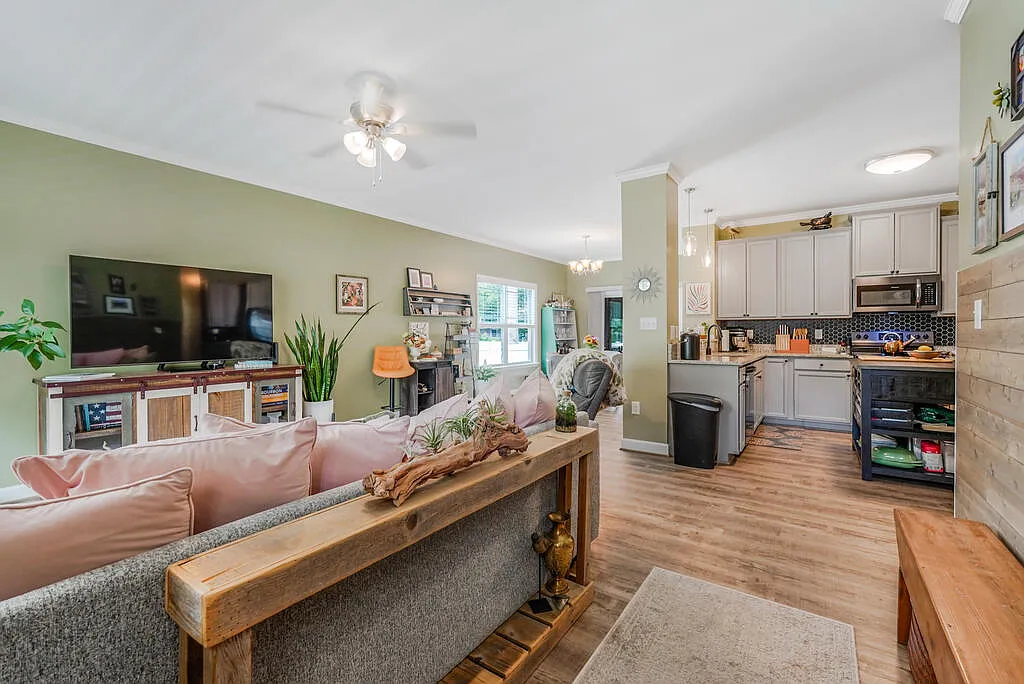 3 bed, 2.0 bath, 1408 sqft, $2,600 — Photo 3