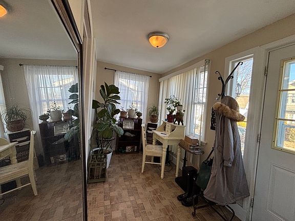 3rd image of 1974 William St Floor 1