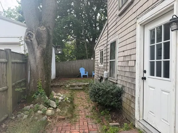 2 Lebaron Aly, Plymouth, MA 02360