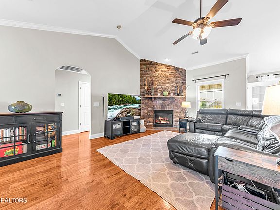 5th image of 2105 Briarhill Ln