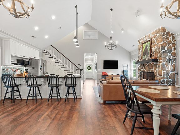 4th image of 104 Stillcountry Cir