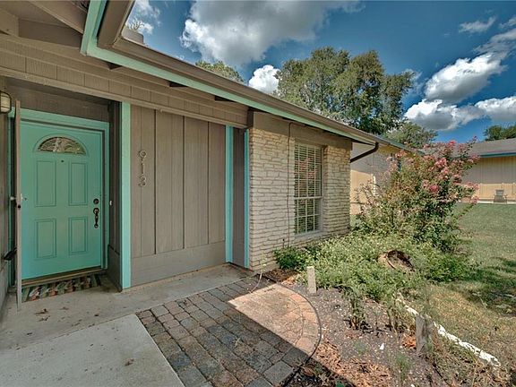 4th image of 913 Hillside Oaks Dr