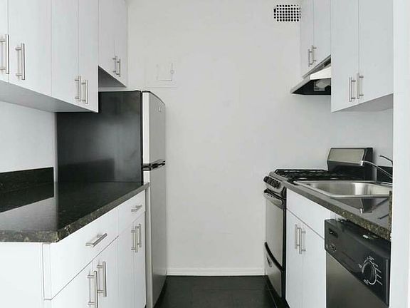 3rd image of 400 E 89th St #4S
