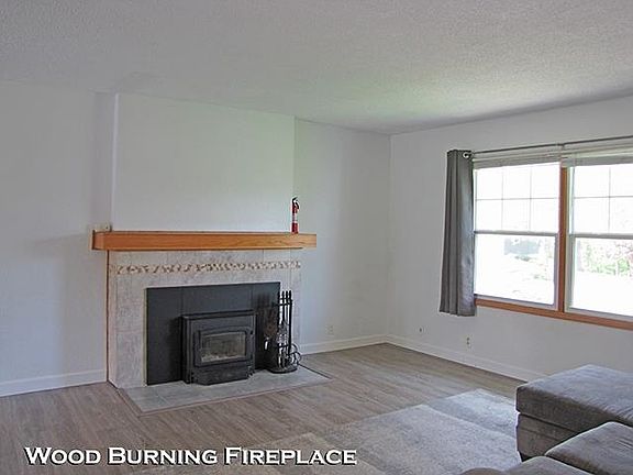 2nd image of 935 Hillcrest Cir