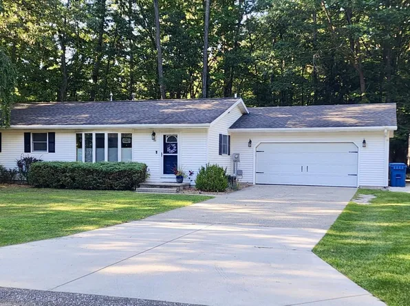 340 E Hanover St, Pentwater, MI 49449