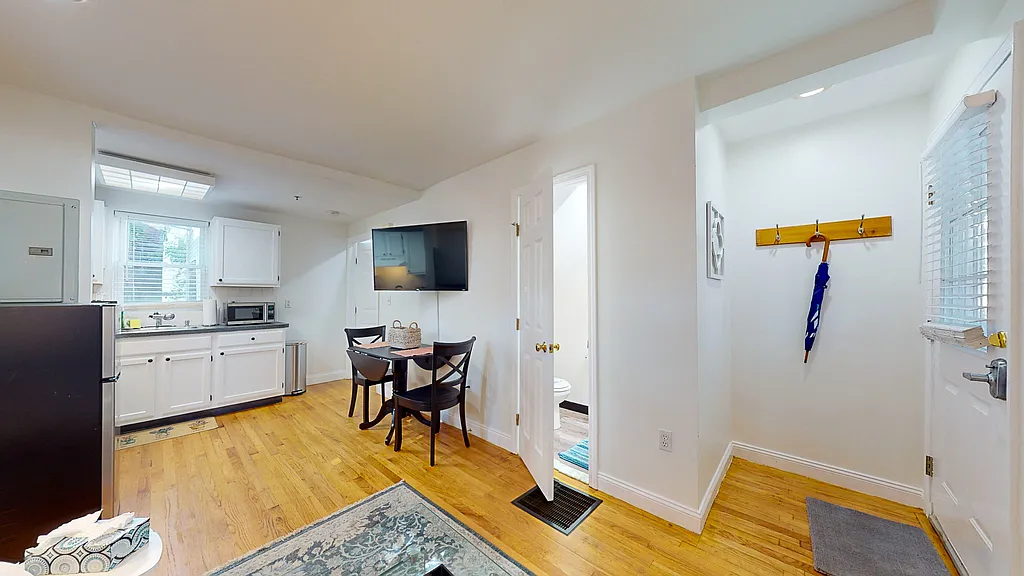 1 bed, 1.5 bath, 800 sqft, $4,995 — Photo 2