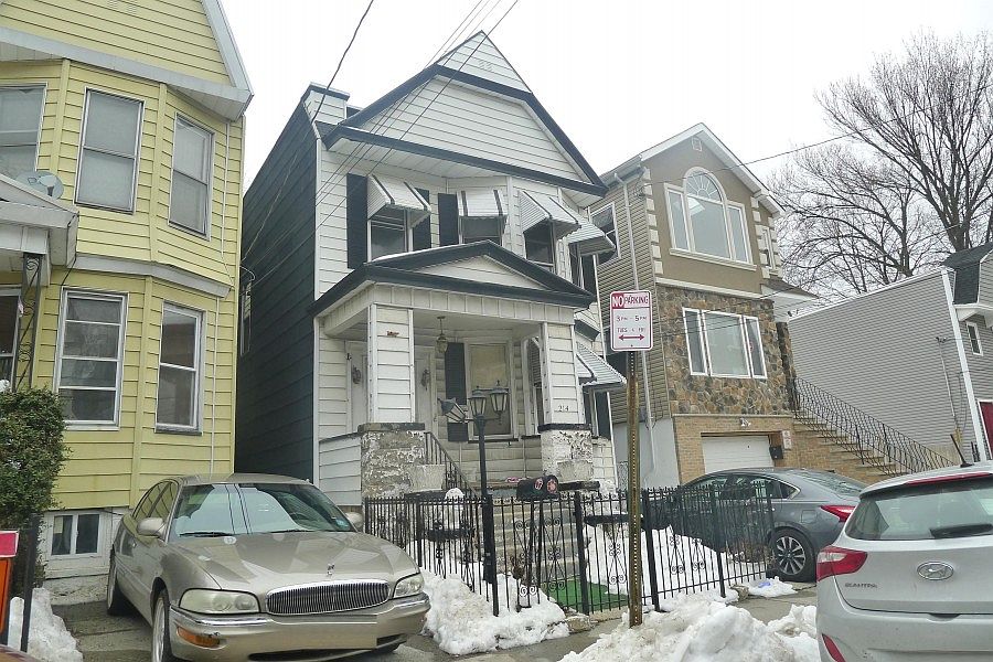 2nd image of 214 Bayview Ave