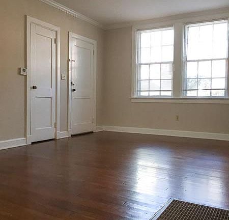 Large living area w/view of courtyard