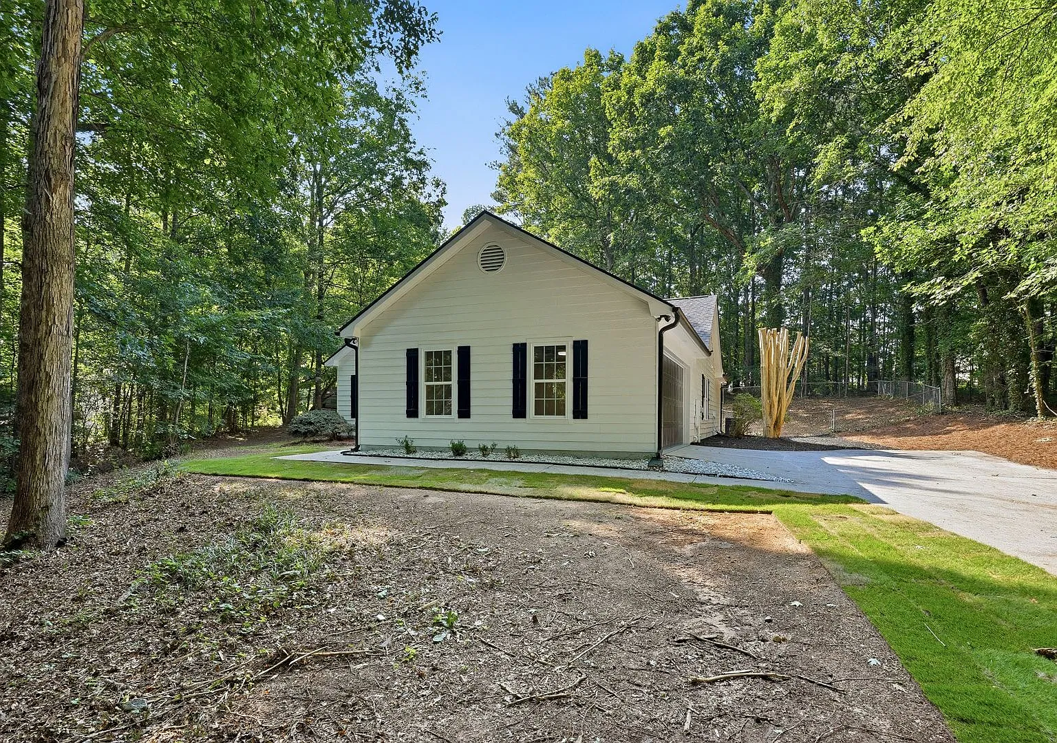 Available Now! 3-Bedroom 2-Bathroom Renovated Ranch — Photo 2