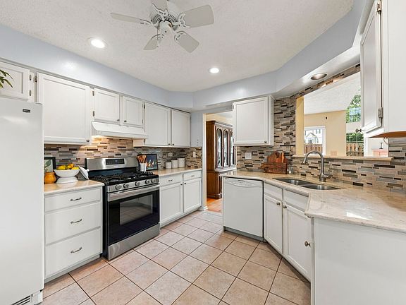 3rd image of 314 Cimarron Rd E