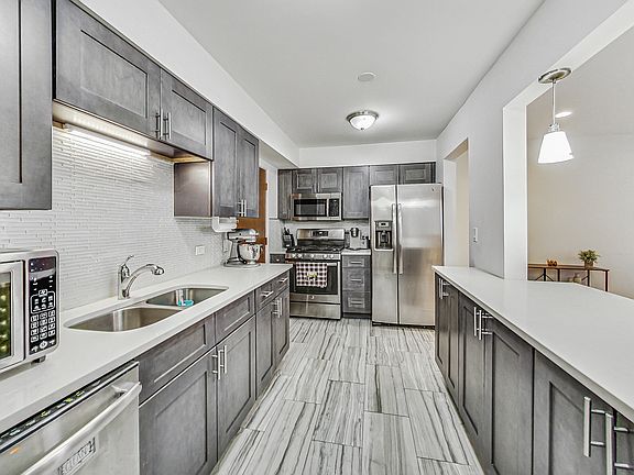 3rd image of 4623 N Chester Ave Unit 302