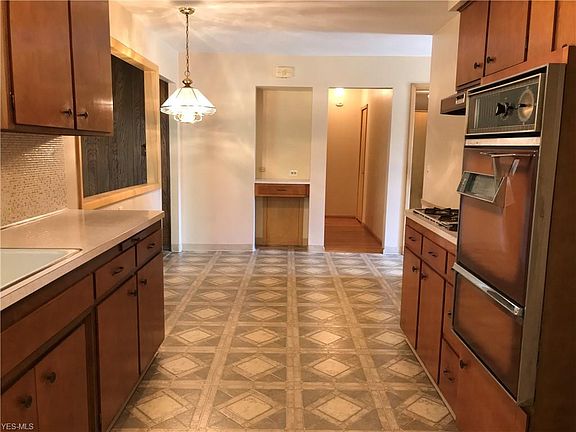 5th image of 26801 Huckleberry Dr