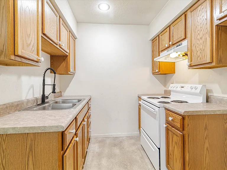 720 E Culton St — Photo 2
