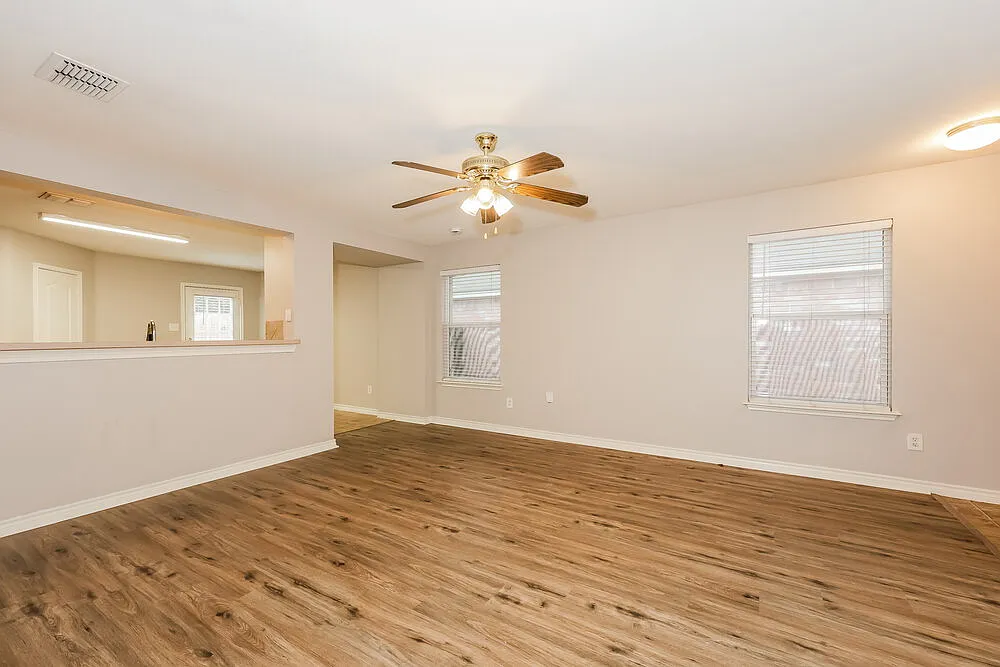 3 bed, 2.0 bath, 1339 sqft, $1,935 — Photo 4