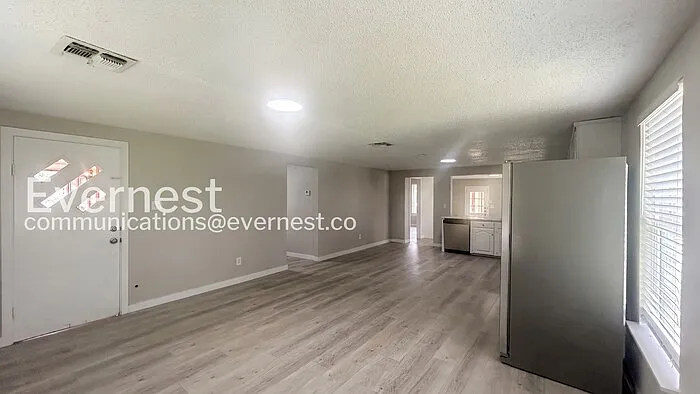 3 bed, 2.0 bath, 1450 sqft, $1,555 — Photo 3