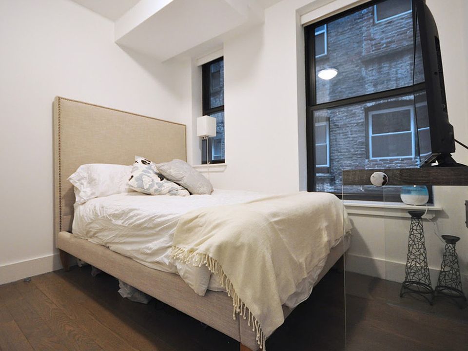 2nd image of 102 Norfolk St APT 5A