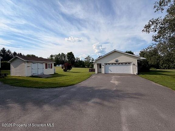 3rd image of 207 Lynn Dr