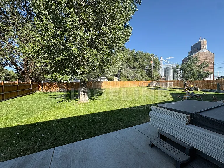 542 2nd St E — Photo 2