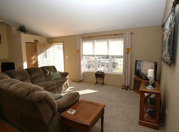 2nd image of 895 Arrowhead Dr
