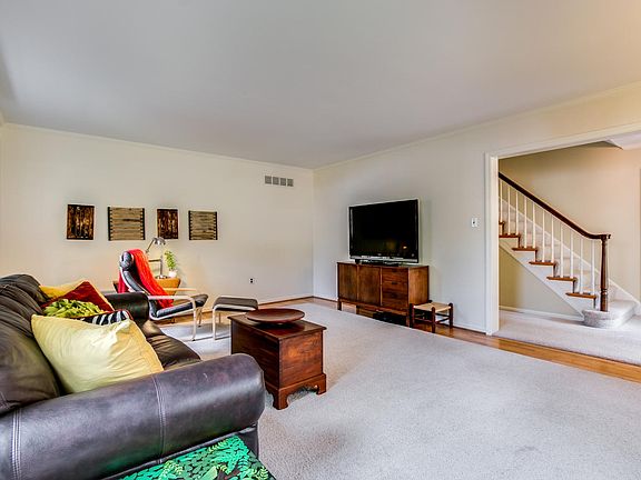 Formal DR is a delightful space for entertaining. 