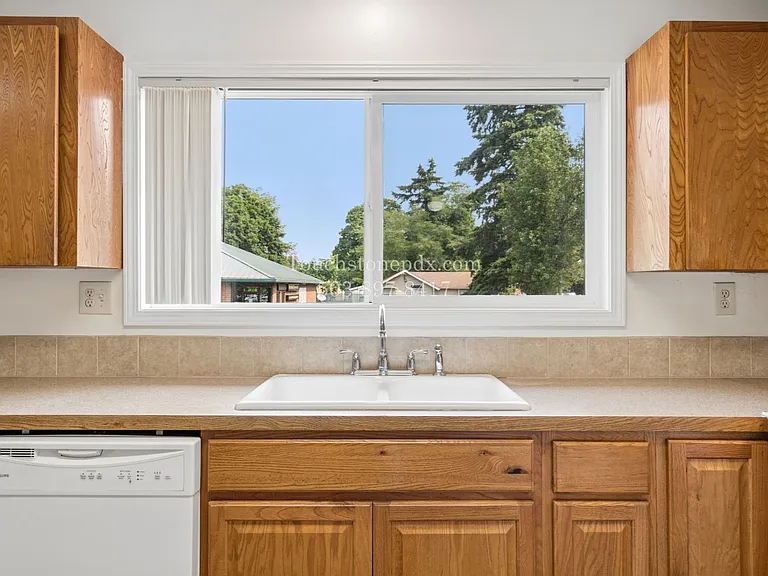 18016 NE Davis St — Photo 11