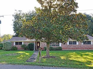 104 Sleepy Hollow Dr, Lake Jackson, TX 77566