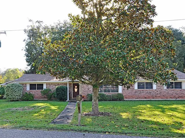 104 Sleepy Hollow Dr, Lake Jackson, TX 77566