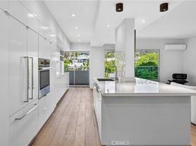838 N Doheny Dr