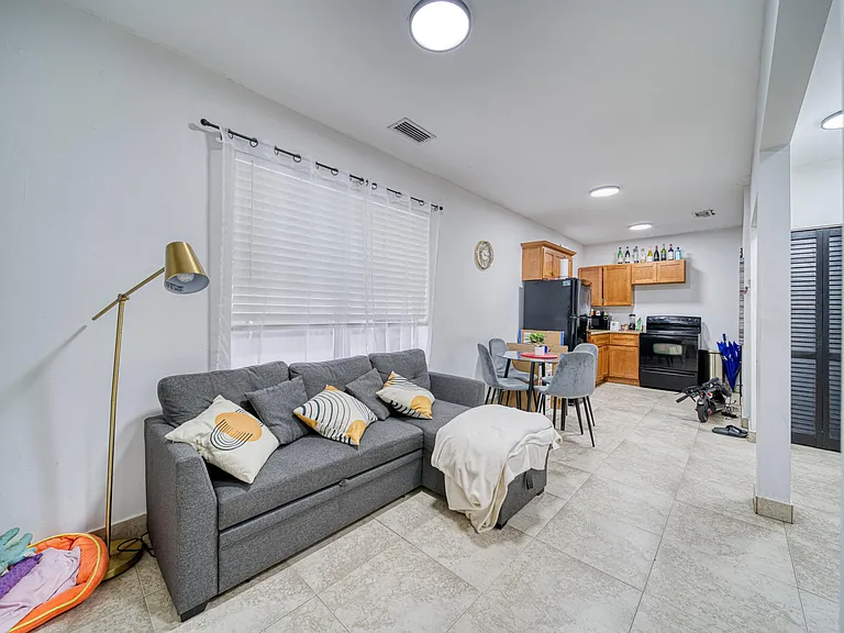 417 NE 26th St #5 — Photo 8