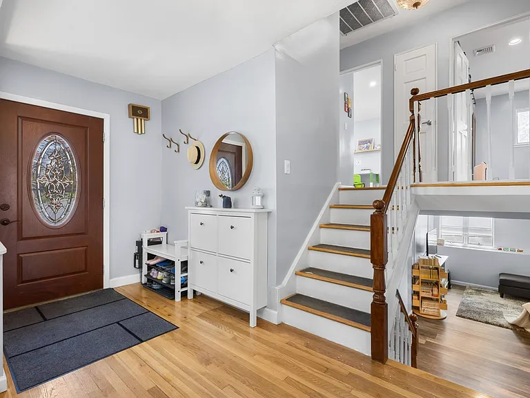 2 York Ave — Photo 4