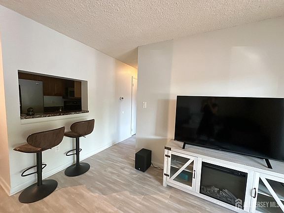 4th image of 705 Ravens Crest Dr