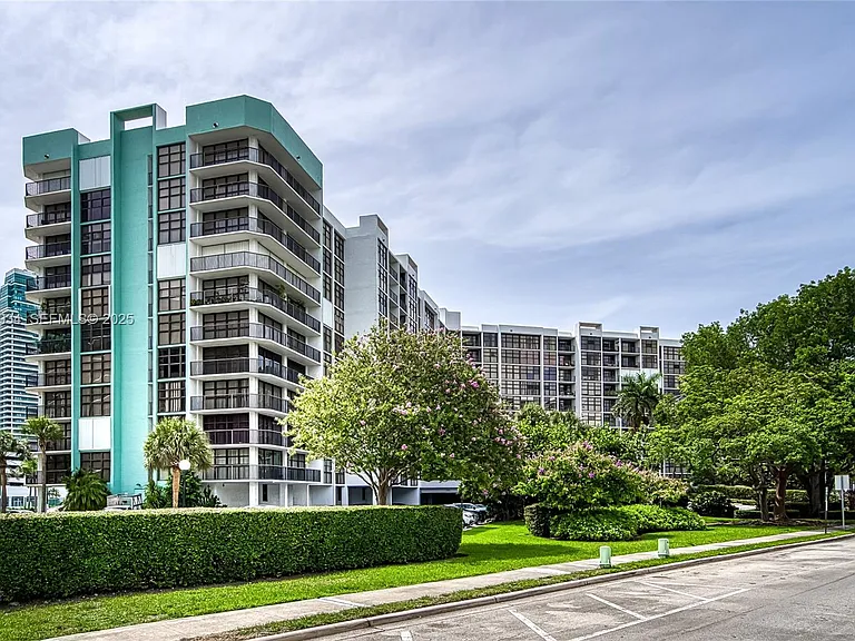 400 Leslie Dr #305 — Photo 41
