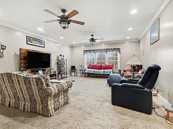 3rd image of 524 Dillon St